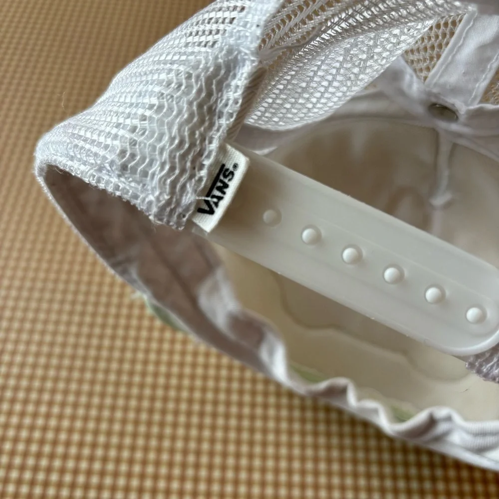 VANS‎ BEACH GIRL TRUCKER HAT CAP. Color mint and white. One size